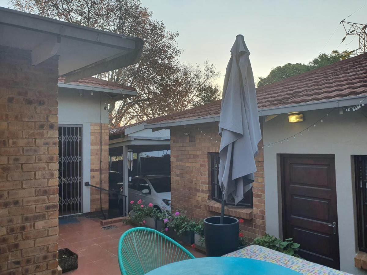 Happy Colourful Cottage Johannesburg Bagian luar foto